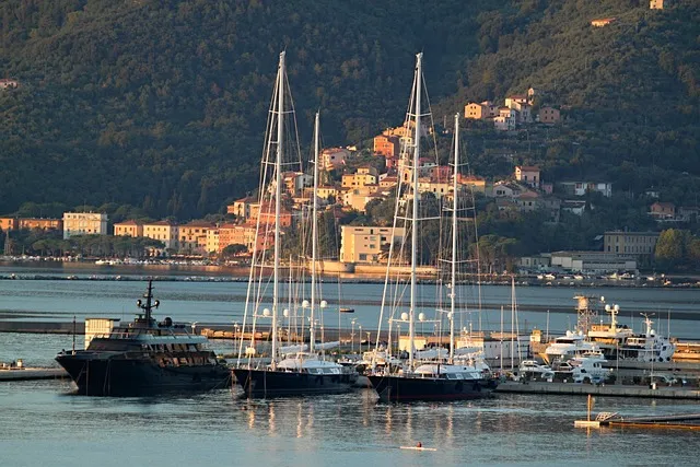 port-2440945_640